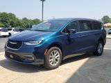 Used 2025 Chrysler Pacifica Select w/ Uconnect Theater Family Group image 2