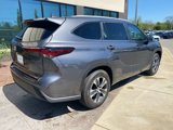 Used 2024 Toyota Highlander XLE image 3