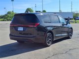 Used 2022 Chrysler Pacifica Limited w/ Uconnect Theater Family Group image 3
