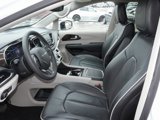 Used 2023 Chrysler Pacifica Limited image 2