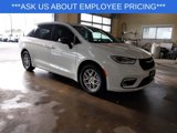 New 2025 Chrysler Pacifica Select image 2