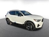 Used 2024 Volvo XC40 B5 Core image 2