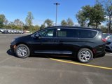 New 2023 Chrysler Pacifica Limited w/ Uconnect Theater Family Group image 4