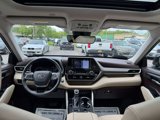 Used 2020 Toyota Highlander XLE image 2