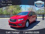 Used 2025 Chrysler Pacifica Select image 3
