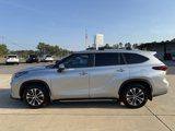 Used 2023 Toyota Highlander XLE image 2