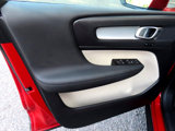 Used 2022 Volvo XC40 T5 Momentum image 5