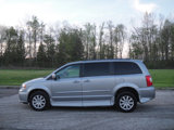 Used 2016 Chrysler Town & Country Touring image 5