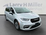 Used 2023 Chrysler Pacifica Touring-L image 4