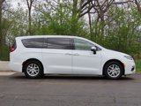 Used 2023 Chrysler Pacifica Touring-L image 2