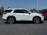 New 2025 Nissan Pathfinder Platinum image 2