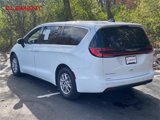 Used 2023 Chrysler Pacifica Touring image 3