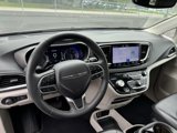 Used 2023 Chrysler Pacifica Touring-L image 4