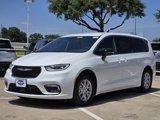New 2025 Chrysler Pacifica Select image 2