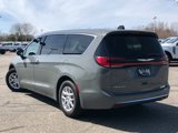 Used 2023 Chrysler Pacifica Touring-L image 3