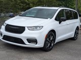 New 2024 Chrysler Pacifica Limited w/ Uconnect Theater Family Group image 2