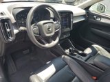 Used 2022 Volvo XC40 T4 Momentum image 2