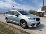 Used 2023 Chrysler Pacifica Touring-L image 3