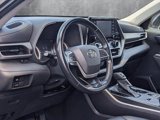 Used 2022 Toyota Highlander XLE image 2