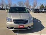 Used 2015 Chrysler Town & Country Touring image 2
