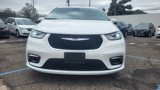 Used 2023 Chrysler Pacifica Touring-L image 3