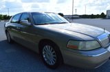 Used 2005 Lincoln Town Car Signature Limited image 2