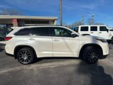 Used 2018 Toyota Highlander SE image 2