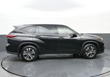 Used 2022 Toyota Highlander XLE image 2