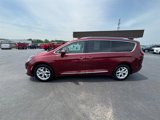 Used 2017 Chrysler Pacifica Touring-L Plus image 2
