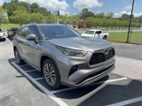 Used 2025 Toyota Highlander XLE image 3