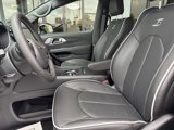 New 2025 Chrysler Pacifica Limited image 4
