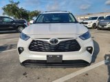 Used 2025 Toyota Highlander XLE image 2