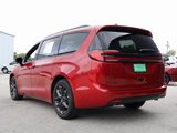 Used 2025 Chrysler Pacifica Limited image 3