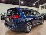 Used 2023 Chrysler Pacifica Limited w/ Uconnect Theater Family Group image 6