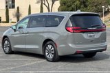 Used 2022 Chrysler Pacifica Limited w/ Uconnect Theater Family Group image 5