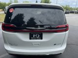 New 2025 Chrysler Pacifica Select image 4