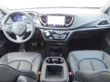 Used 2025 Chrysler Pacifica Select image 3