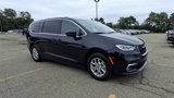 Used 2025 Chrysler Pacifica Select image 2