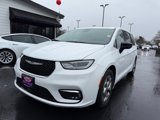 Used 2024 Chrysler Pacifica Limited image 2