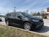 Used 2023 Chrysler Pacifica Touring-L image 3