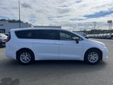 Used 2025 Chrysler Pacifica Select image 2