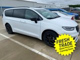 Used 2024 Chrysler Pacifica Premium image 2