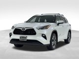 Used 2024 Toyota Highlander XLE image 3
