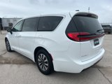 Used 2024 Chrysler Pacifica Select image 3