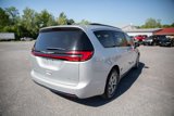 Used 2023 Chrysler Pacifica Limited image 3