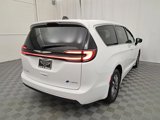Used 2024 Chrysler Pacifica Select image 3