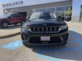 Used 2023 Jeep Grand Cherokee Laredo image 2