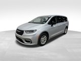 Used 2024 Chrysler Pacifica Touring-L image 3