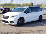 New 2025 Chrysler Pacifica Limited image 2