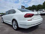 Used 2017 Volkswagen Passat 1.8T SEL Premium image 2